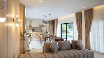 Villa Familiale, 4 chambres, balcon, vue colline | Coin séjour | Télévision à écran plat de 32 pouces avec chaînes par câble