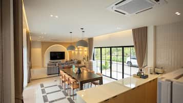 Family Villa, 4 Bedrooms, Balcony, Hill View | Private kitchen
