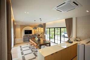 Vila família, 4 quartos, sacada, vista para a colina | Cozinha privada