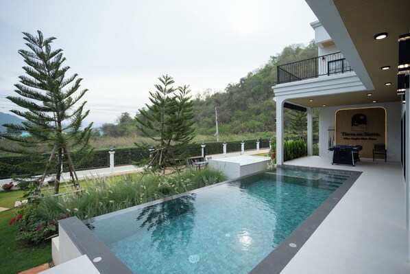 Vila família, 4 quartos, sacada, vista para a colina | Piscina particular