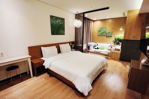 Tirai kedap cahaya, kedap suara, setrika/meja setrika, dan Wi-Fi gratis