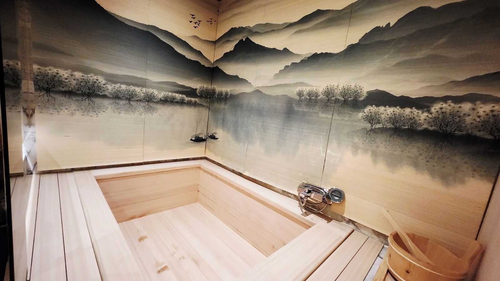 吹风机、拖鞋、毛巾、洗发水