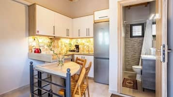 Refrigerador, microondas, horno y cafetera y tetera