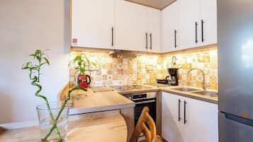 Refrigerador, microondas, horno y cafetera y tetera