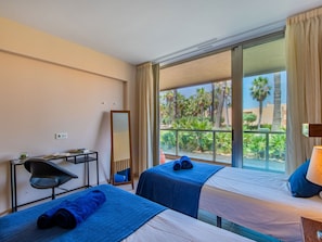 2 bedrooms, desk, internet