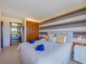 2 bedrooms, desk, internet