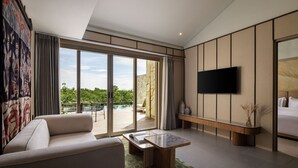 Habitación de hotel moderna con un amplio ventanal corredero que da a un espacio exterior con piscina y sillones de descanso.