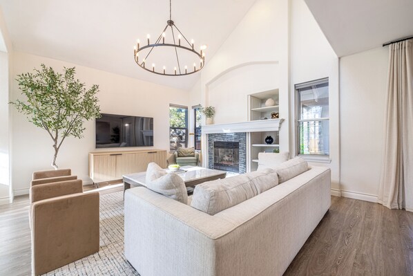 Smart TV, fireplace