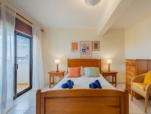 2 makuuhuonetta, työpöytä, internet