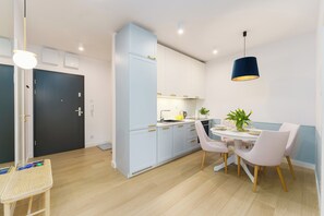 Fridge, oven, stovetop, coffee/tea maker