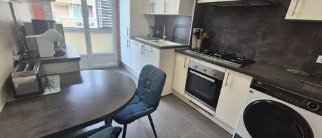 Microwave, dishwasher, electric kettle, toaster