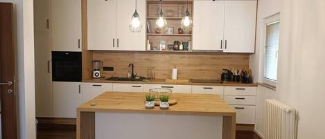 Frigorifero, forno, piano cottura, lavastoviglie