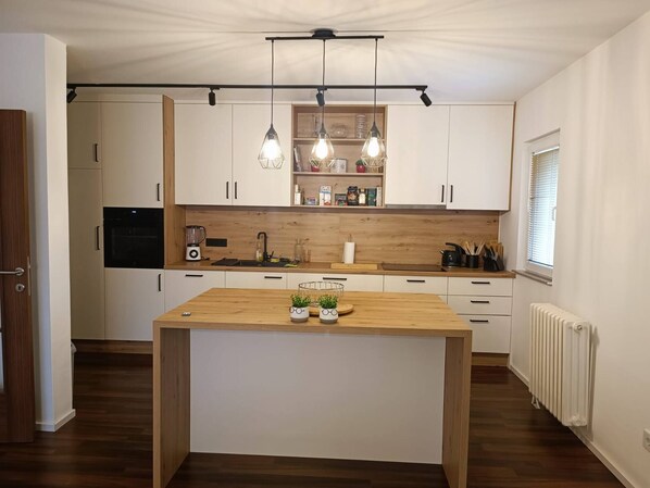 Fridge, oven, stovetop, dishwasher