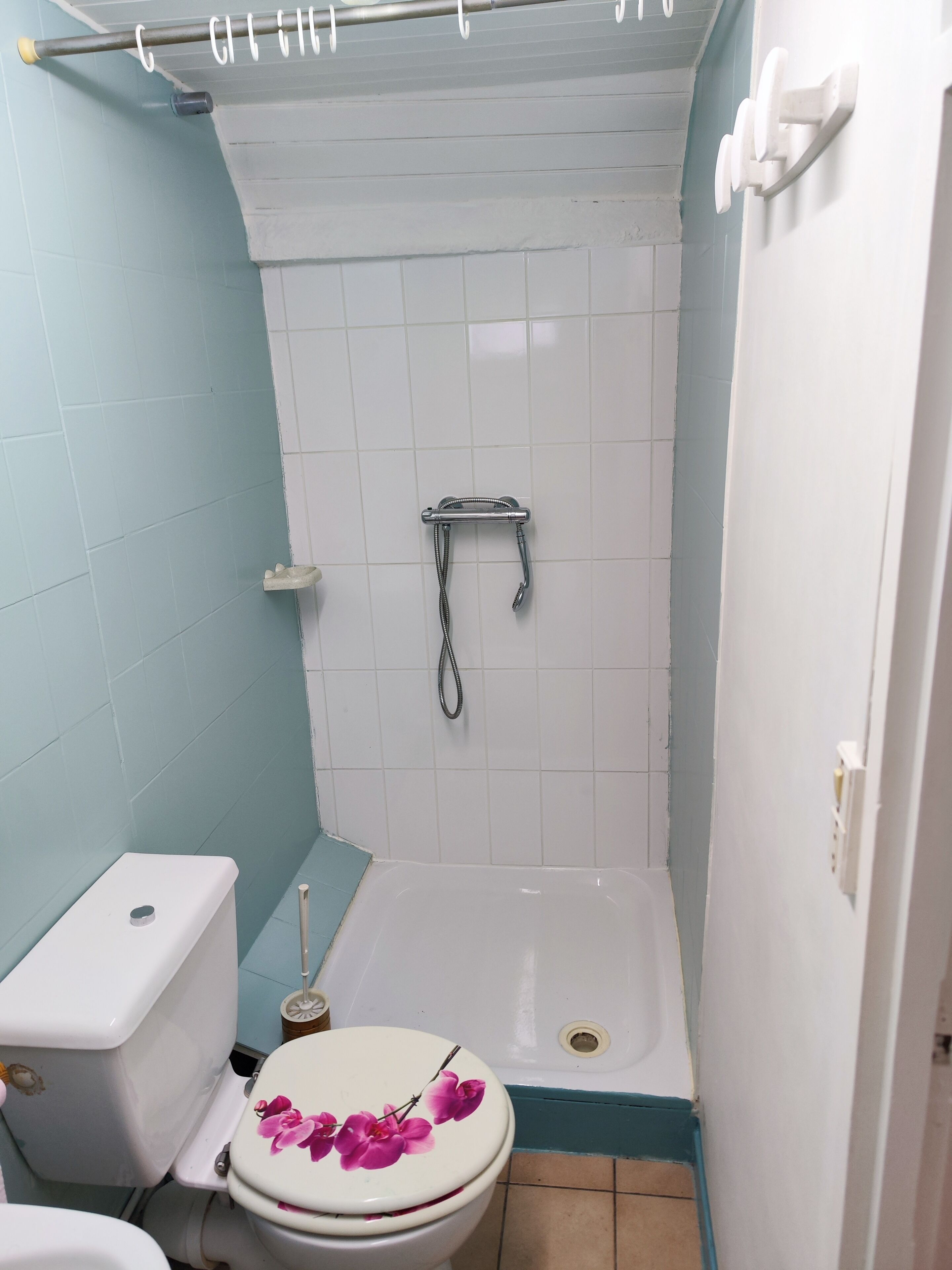 Suihku, pyyhkeet, vessapaperi