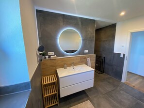 Douche, sèche-cheveux, serviettes fournies, savon