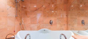 Shower, hair dryer, bidet, towels - Casa Dè Mà, Large Luxury House with View of the Old Port and Aquarium of Genoa (Genova)