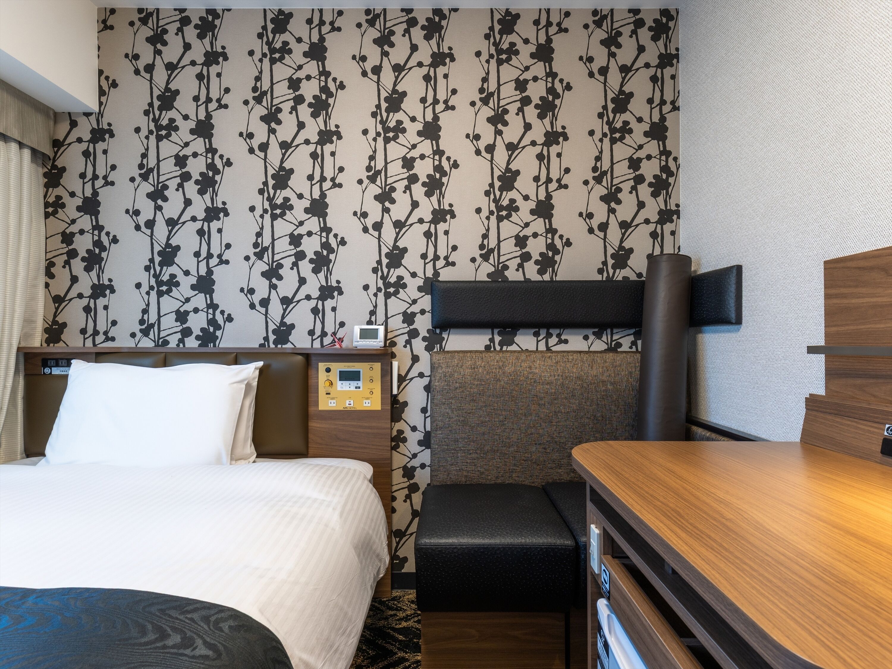 Cubrecamas, escritorio y espacio para trabajar con laptop 