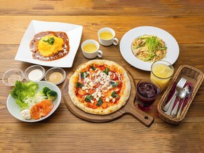 Petit déjeuner buffet (1800 JPY par personne)