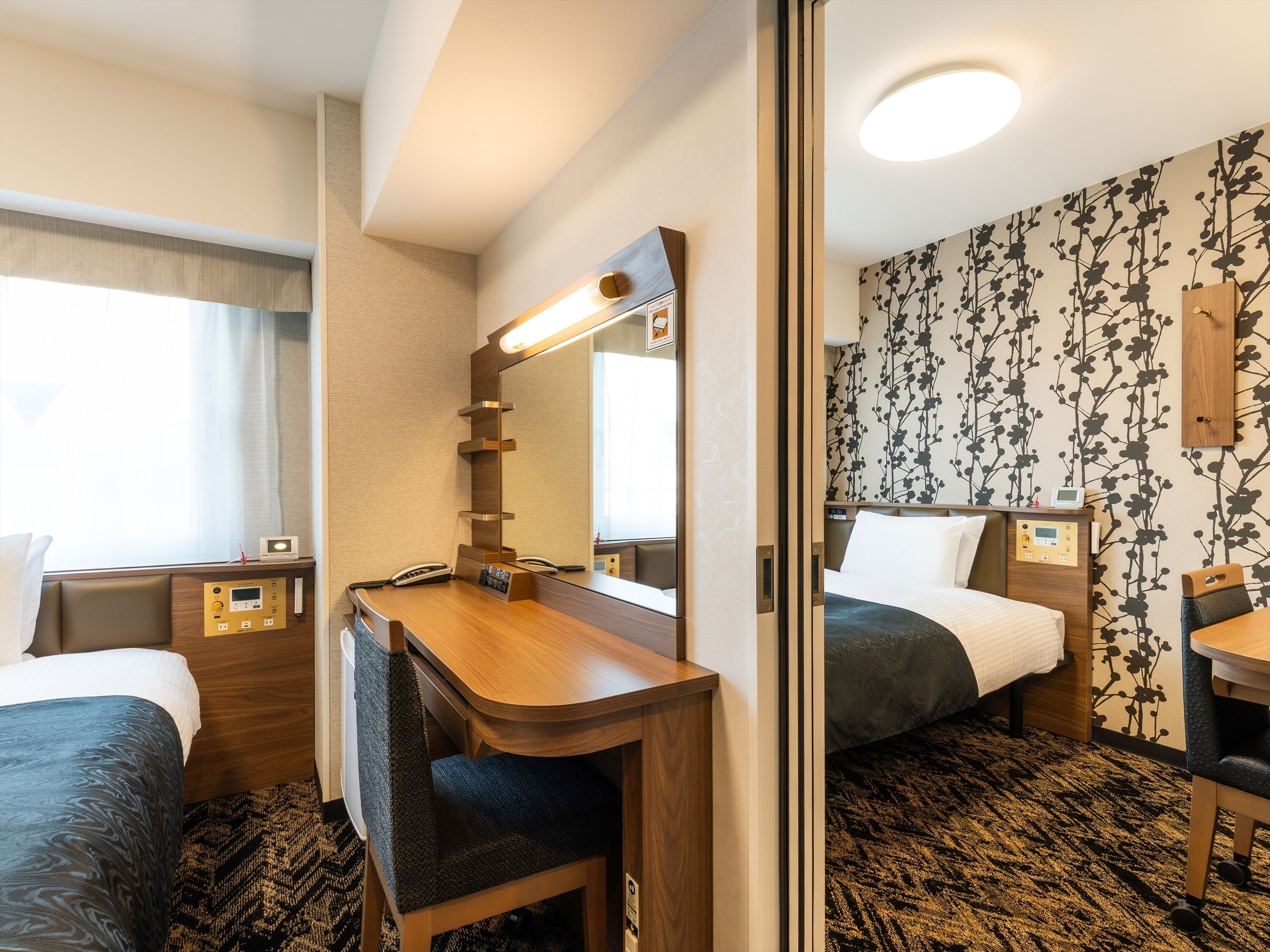 Cubrecamas, escritorio y espacio para trabajar con laptop 