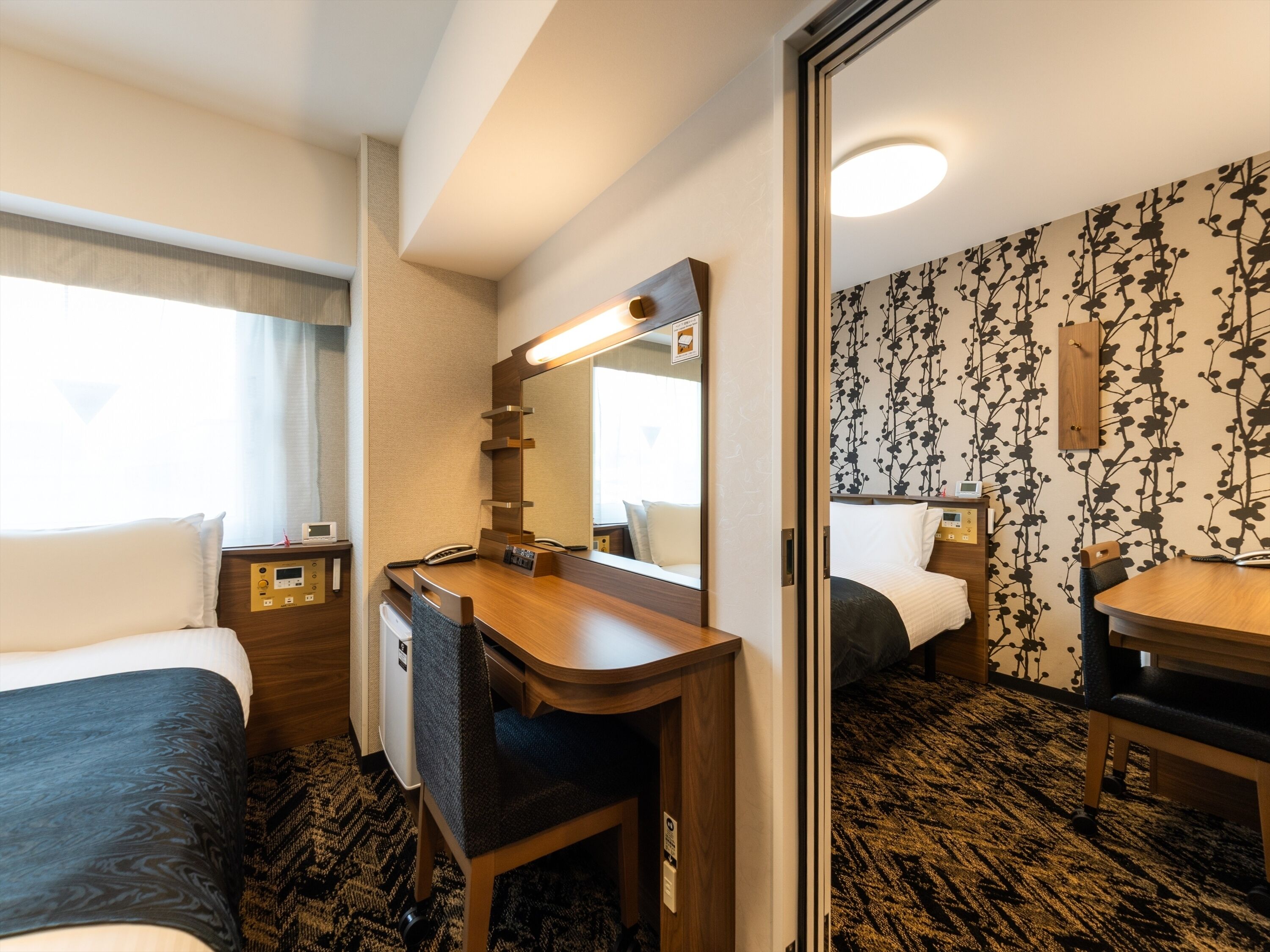 Cubrecamas, escritorio y espacio para trabajar con laptop 