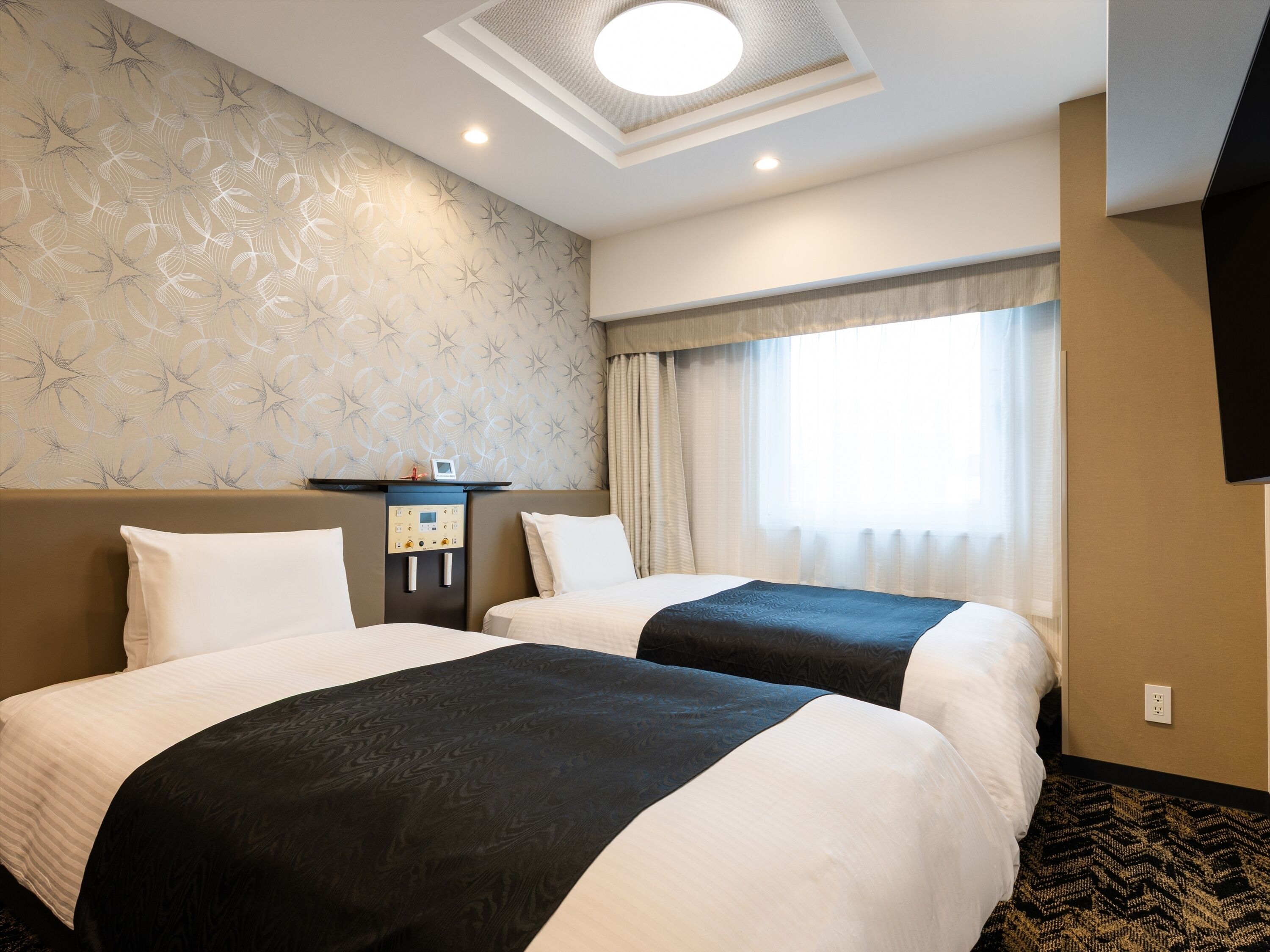 Cubrecamas, escritorio y espacio para trabajar con laptop 