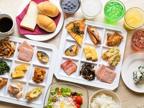 Se ofrece un desayuno bufé (1800 JPY por persona)
