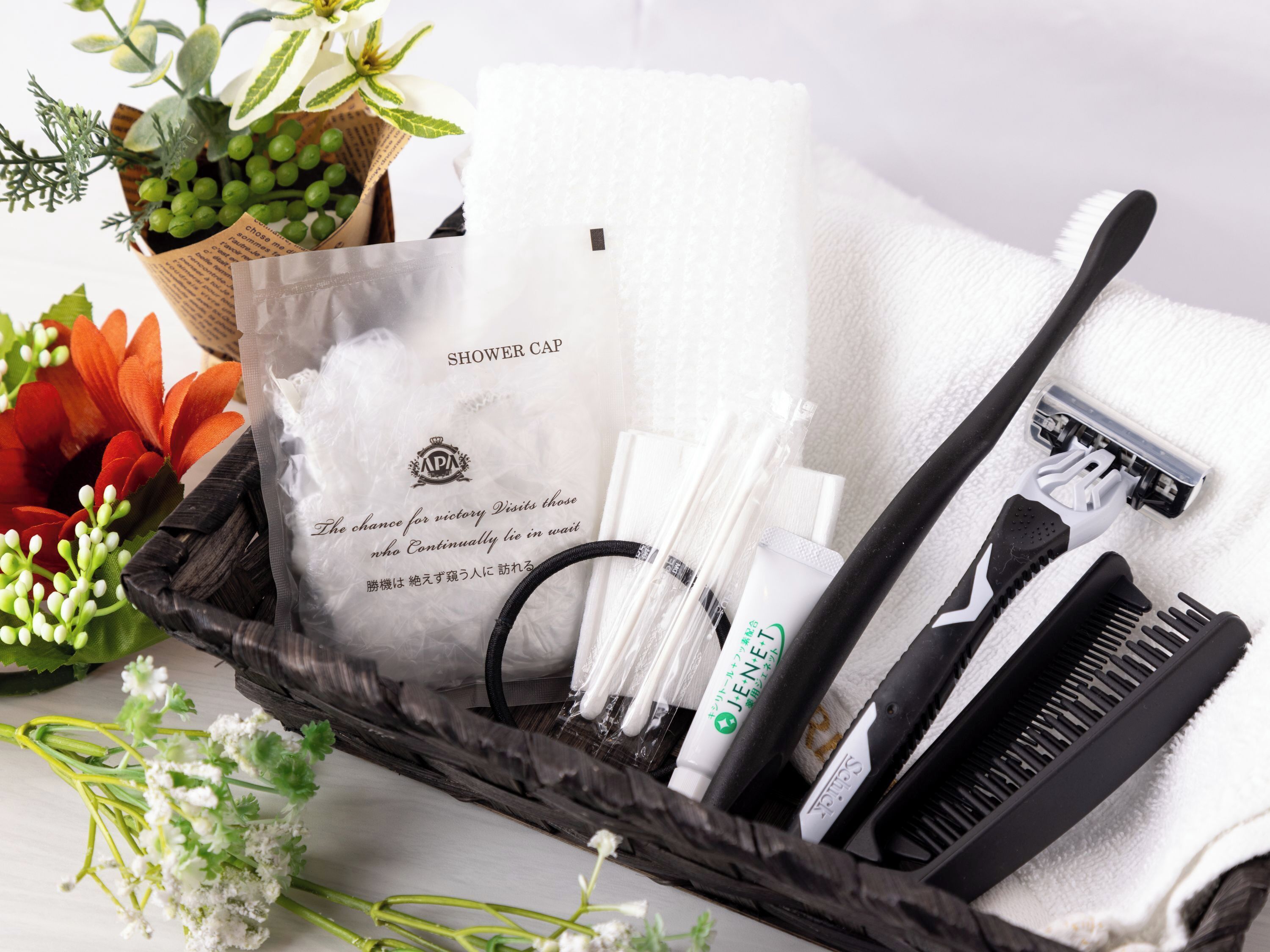 Combined shower/bathtub, free toiletries, hair dryer, slippers