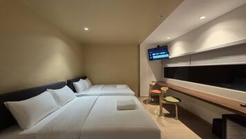 Habitación cuádruple básica, para no fumadores, vista a la ciudad | Escritorio y wifi gratis