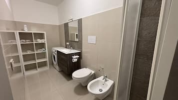 Toallas, jabón, papel de baño