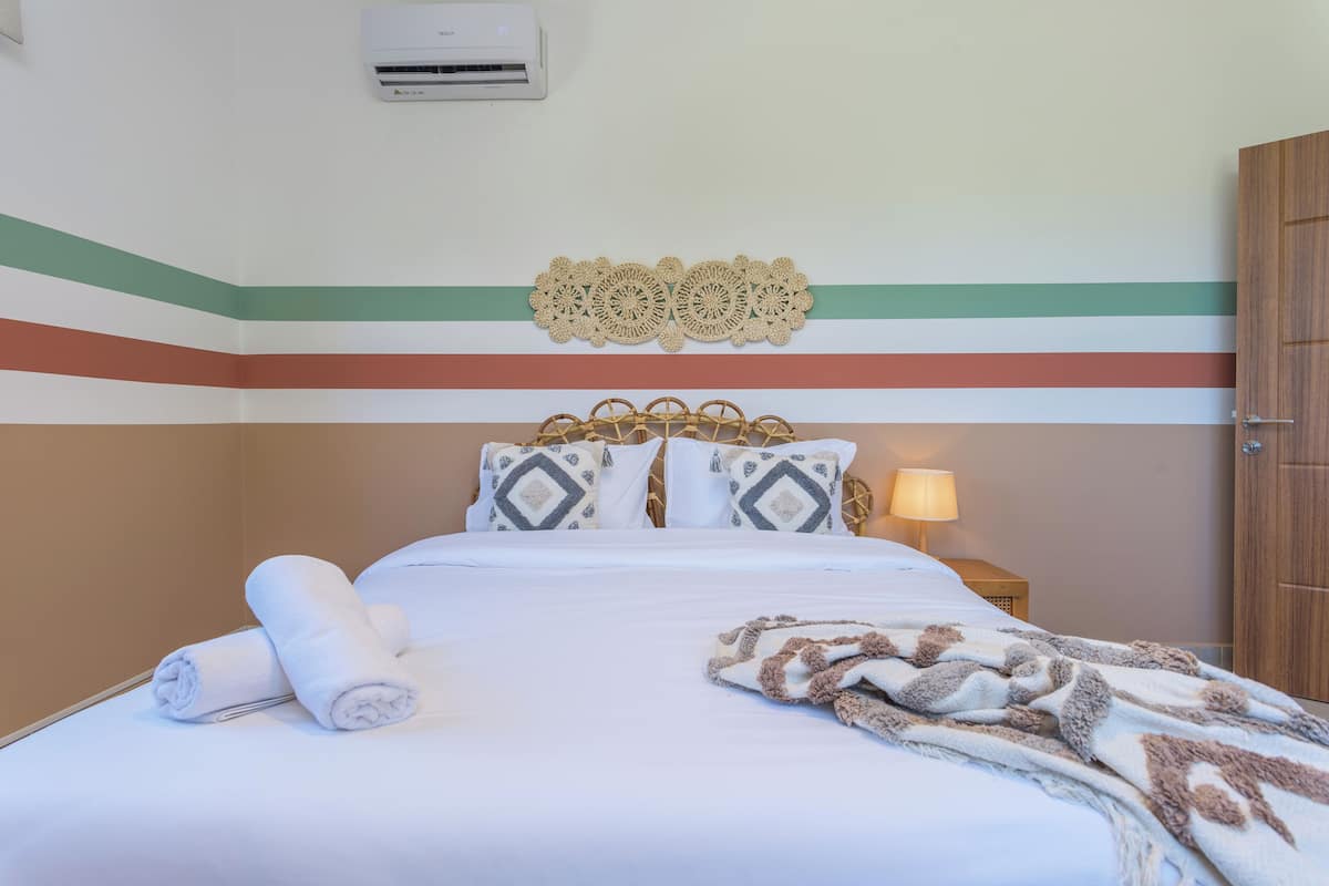 Glow 12 | Premium bedding, individually decorated, individually furnished