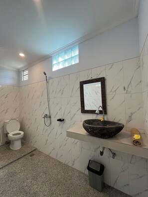 Suite, balkong, hageutsikt | Bad | Dusj, toalettartikler (inkludert), badekåper og håndklær