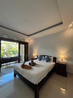 Suite, balkong, hageutsikt | Sengetøy av topp kvalitet, minibar, skrivebord og wi-fi (inkludert)