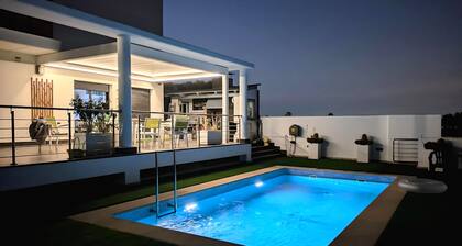4-bedroom house in delightful Torrent with fully equipped games room, AC, WiFi