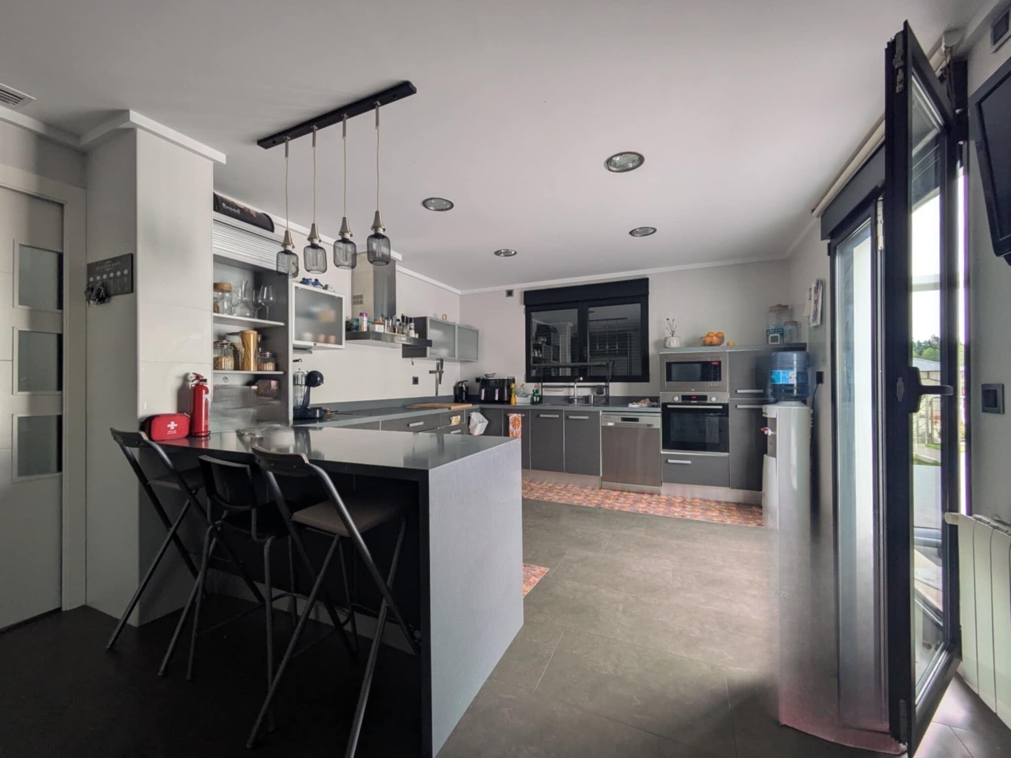 Jääkaappi, mikroaaltouuni, uuni, liesi