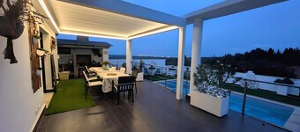 4-bedroom house in delightful Torrent with fully equipped games room, AC, WiFi