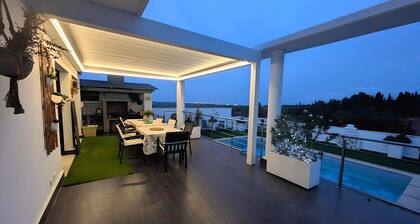 4-bedroom house in delightful Torrent with fully equipped games room, AC, WiFi