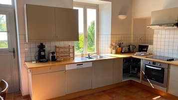 Een koelkast, een microgolfoven, een oven, een kookplaat