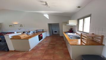 Een koelkast, een microgolfoven, een oven, een vaatwasser