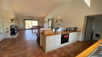 Réfrigérateur, micro-ondes, four, lave-vaisselle