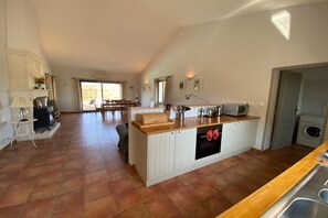 Kühlschrank, Mikrowelle, Ofen, Geschirrspüler