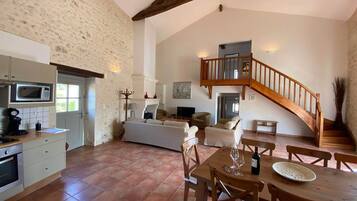 Televisie, een open haard en een dvd-speler