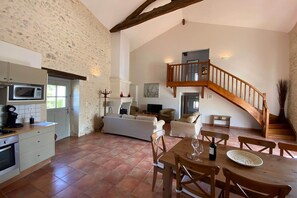 Smart TV, fireplace, DVD player - Charming Home in Dordogne near Vineyards (Chalais)