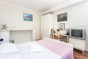 Iron/ironing board, travel cot, free WiFi - Apartments Ljubimir - One-Bedroom Apartment with Shared Terrace - Bambo (Dubrovnik)