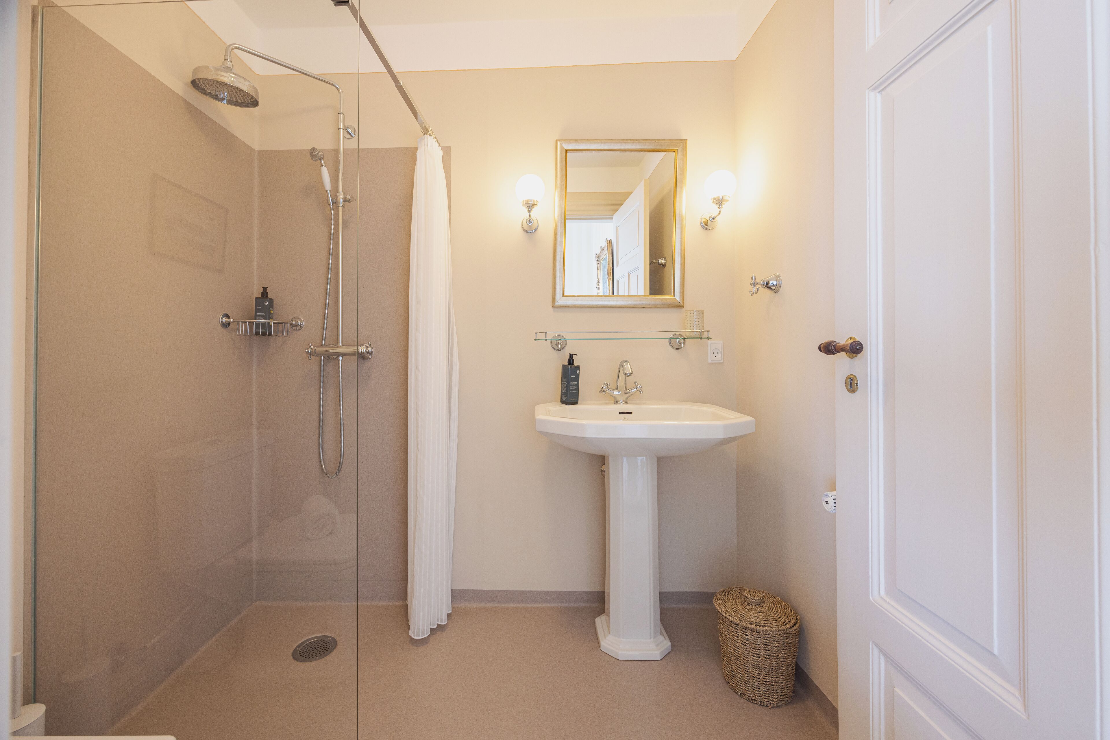 套房 | 浴室 | 淋浴设施、毛巾、肥皂、洗发水