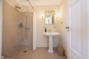 套房 | 浴室 | 淋浴设施、毛巾、肥皂、洗发水