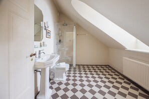 Tweepersoonskamer, uitzicht op zee | Badkamer | Een douche, handdoeken, zeep, shampoo