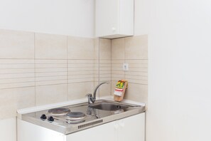 Frigorífico, placa de cocina, cafetera o tetera y tostadora