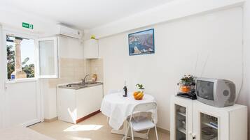 Kühlschrank, Herdplatte, Wasserkocher mit Kaffee-/Teezubehör, Toaster