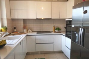 Frigorífico, microondas, horno y placa de cocina