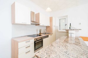 Fridge, oven, stovetop, dishwasher